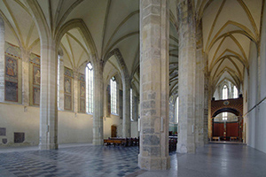 Interiér klášterního kostela v Emauzích, současný stav.