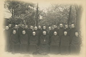 Klášterní komunita vedená opatem Arnoštem Vykoukalem na společné fotografii ze 20. let XX. století.